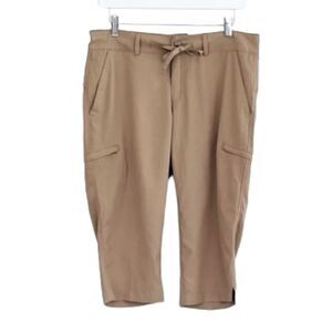 Magellan Outdoors tan drawstring waist 100% polyester Capri pants , size M.